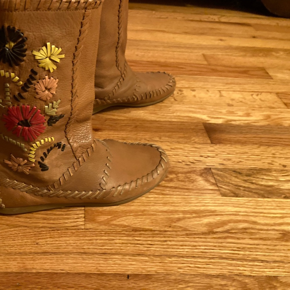 Gianni Bini leather embroidered boots. Size 8